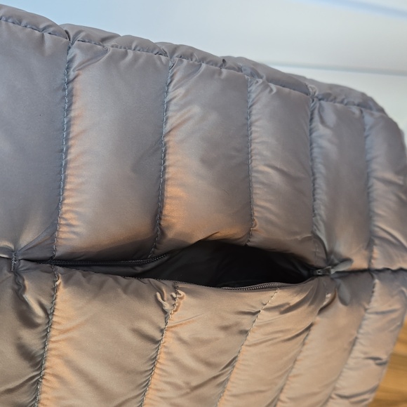 Attention Men's Medium Down puffer vest. - Picture 5 of 9